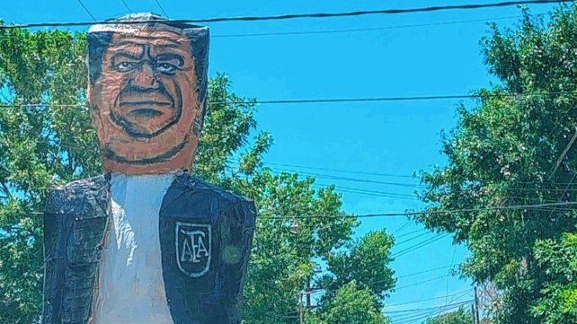 El muñeco de Chiqui Tapia en el ritual de todos los años en La Plata.