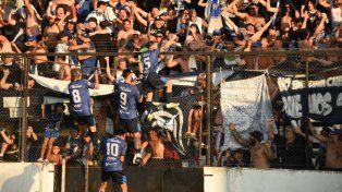 Los jugadores del Lobo rafaelino festejan con sus hinchas tras ganar la final del Regional Amateur.