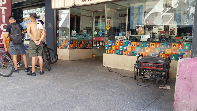 Varios comercios de peatonal Córdoba debieron recurrir al uso de generadores para poder seguir trabajando.