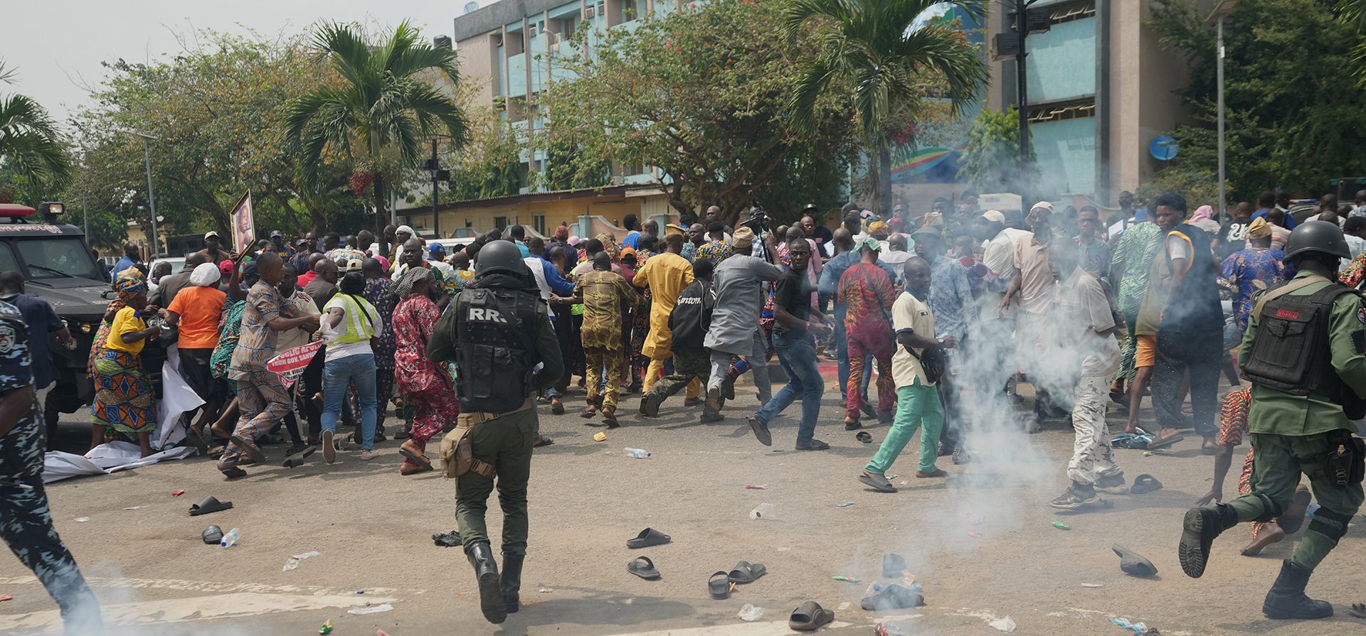 La policía de Nigeria lanza gases lacrimógenos contra personas que protestan por los recientes desalojos masivos y la demolición de sus viviendas en Makoko y otras comunidades de Lagos, Nigeria, el miércoles 28 de enero de 2026. (Foto AP/Sunday Alamba)