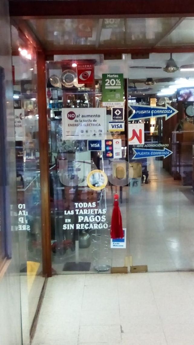 Con carteles en las vidrieras, los comercios santafesinos se quejan de las tarifas eléctricas