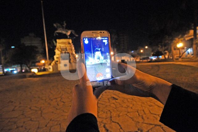 Una pokesantafesina a la caza de Squirtle a metros del monumento San Martín entre las calles 9 de julio y Primera junta