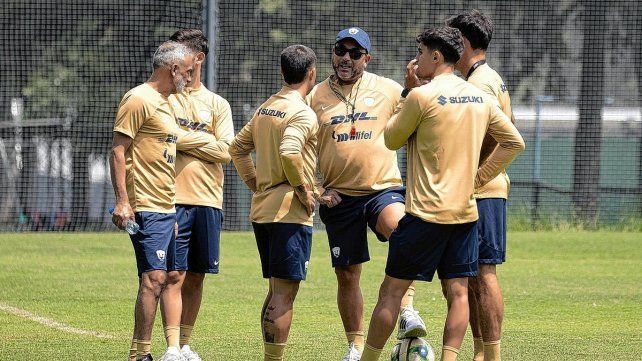 Antonio Mohamed incluyó a su hijo en el cuerpo técnico de Pumas UNAM.