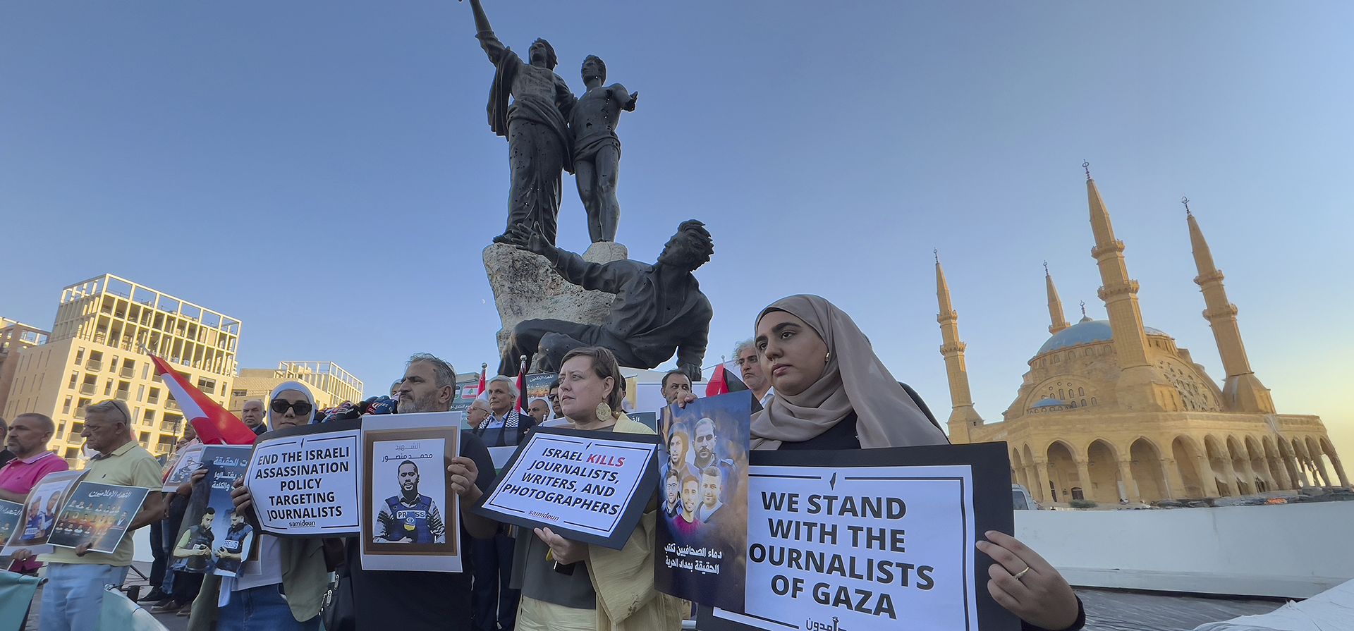 Periodistas libaneses y palestinos sostienen pancartas durante una protesta contra el asesinato de periodistas en la Franja de Gaza, reunidos en la Plaza de los Mártires, en el centro de Beirut, el lunes 1 de septiembre de 2025. (Foto AP/Hussein Malla) Periodistas libaneses y palestinos sostienen pancartas durante una protesta contra el asesinato de periodistas en la Franja de Gaza, reunidos en la Plaza de los Mártires, en el centro de Beirut, el lunes 1 de septiembre de 2025. (Foto AP/Hussein Malla)
