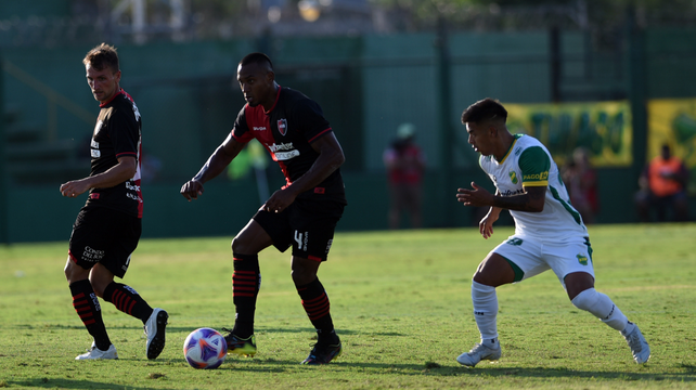 Willer Ditta cumplió la fecha de suspensión y regresa a la zaga de Newells para el partido contra Barracas Central.