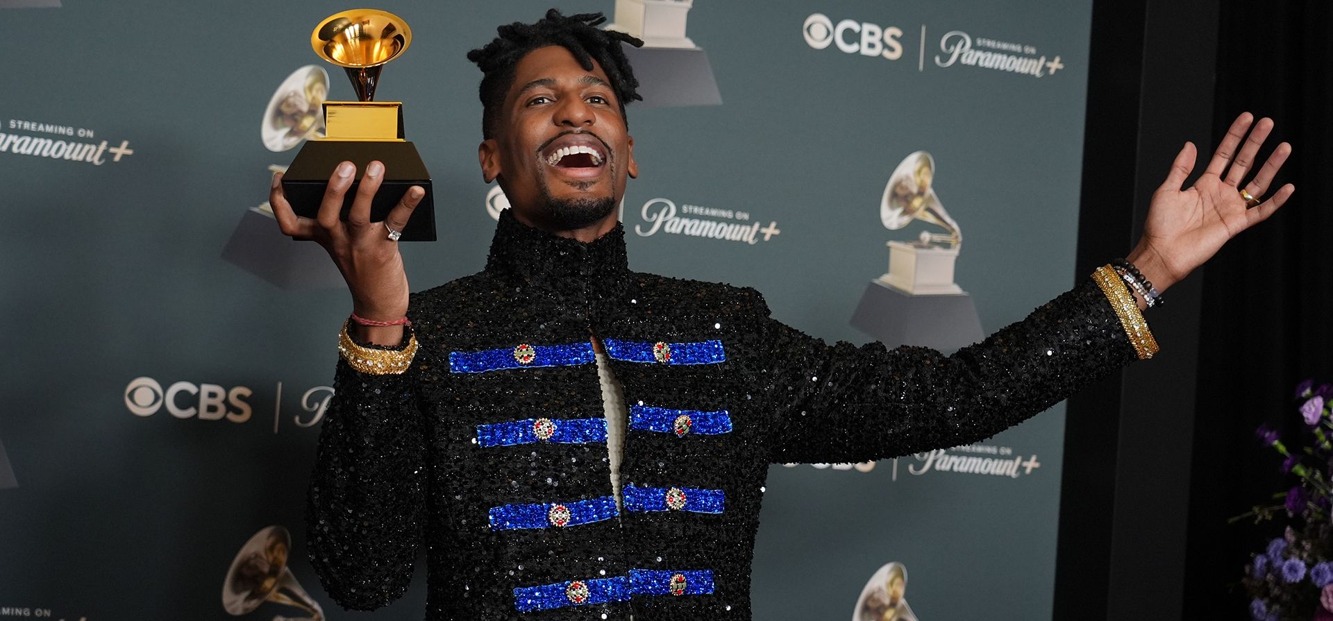 Jon Batiste posa en la sala de prensa con el premio al mejor álbum de música americana por 