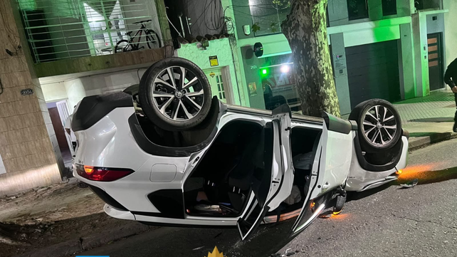 Choque y vuelco en 9 de Julio al 2900. La conductora del auto sufrió heridas de consideración