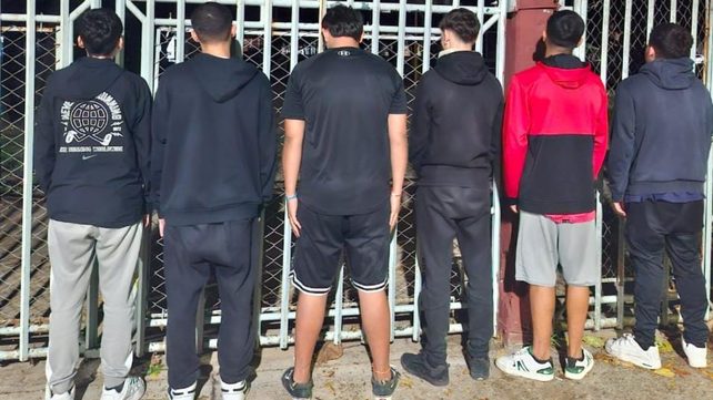Los adolescentes que fueron sorprendidos tras ingresar a la Escuela Constancio C. Vigil.