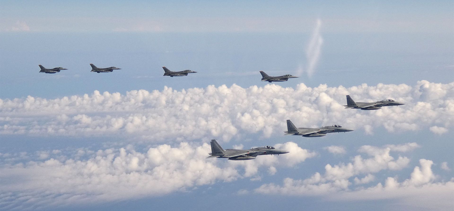 Foto proporcionada por el Estado Mayor Conjunto de la Fuerza de Autodefensa de Japón, tres aviones de combate F-15 de la Fuerza de Autodefensa de Japón, al frente, y cuatro cazas F-16 de las Fuerzas Armadas de EE. UU. sobrevuelan el miércoles el Mar de Japón, 26 de mayo de 2022.
