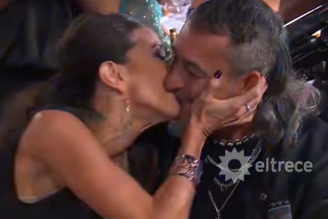 Enamorada. Rincón se fundió en un beso con el Mono de Kapanga tras obtener el premio.