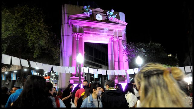 Una multitud se dio cita en las peatonales Córdoba y San Martín.