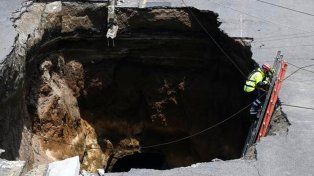 Guatemala: se abrió un agujero en el asfalto y hay dos mujeres desaparecidas