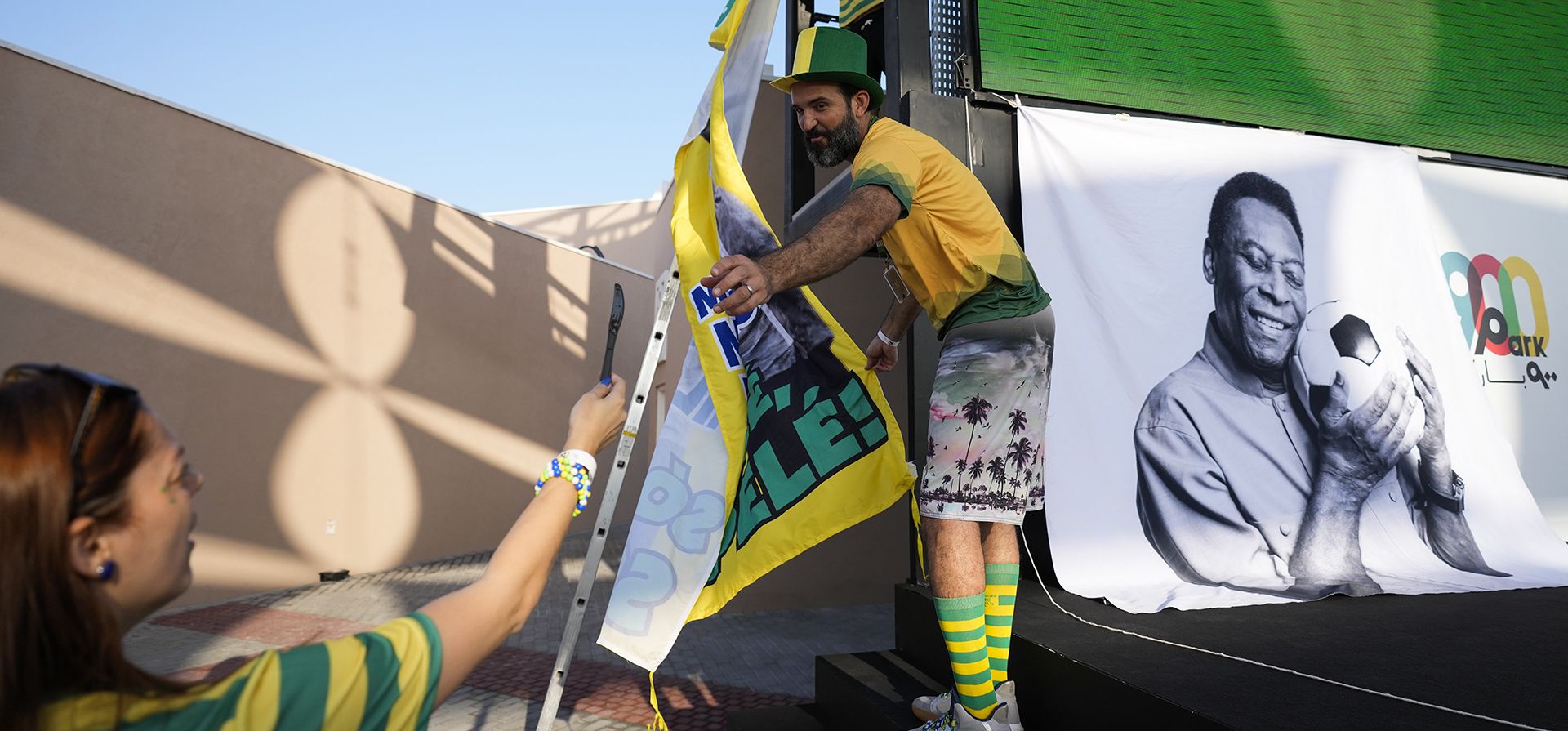 Aficionados brasileños muestran carteles en apoyo de Pelé antes del partido de fútbol de octavos de final de la Copa Mundial entre Brasil y Corea del Sur, en Doha, el 5 de diciembre de 2022. Pelé, de 82 años, permanece en un hospital en San Pablo recuperándose de una infección respiratoria que se agravó por el COVID-19. (Foto AP/Ashley Landis)