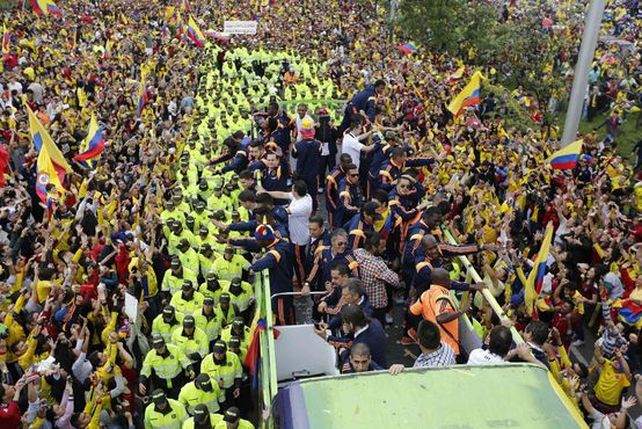 Pekerman y la selección de Colombia fueron recibidos como héroes