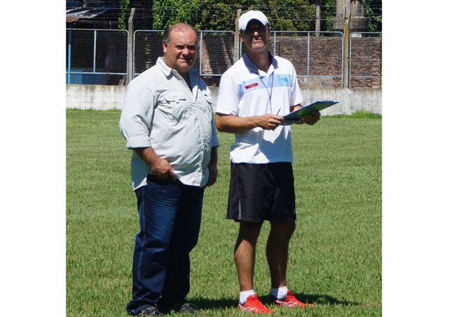 Sergio Busciglio (izquierda) junto al preparador físico de Gimnasia Lucas Trovalessi.