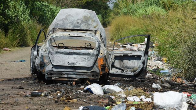 El automóvil que fue incendiado en la zona semi rural cercana a Cabín 9