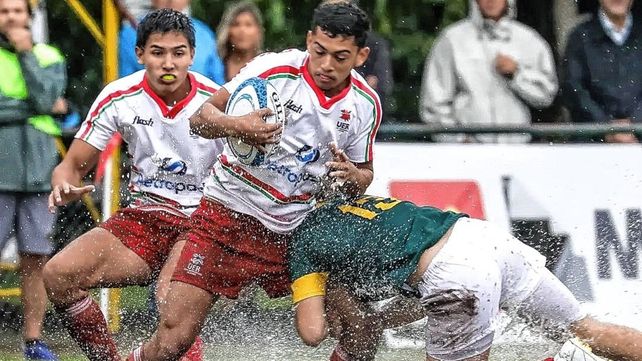 En una cancha con mucha agua