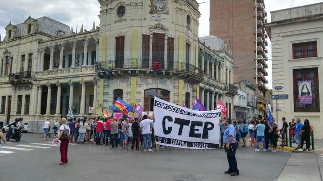 #8M: Organizaciones sociales marcharon a la Municipalidad y entregaron un petitorio a Varisco