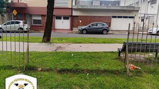 En Bº Candioti Sur, ni las rejas se salvan: fue aprehendido por llevarse una valla de la vieja traza del tren en calle Vélez Sarsfield