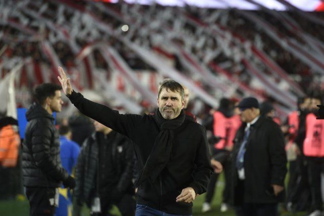Eduardo Coudet saluda a los hinchas de River el día que enfrentó a Central por la semifinal del torneo Apertura.