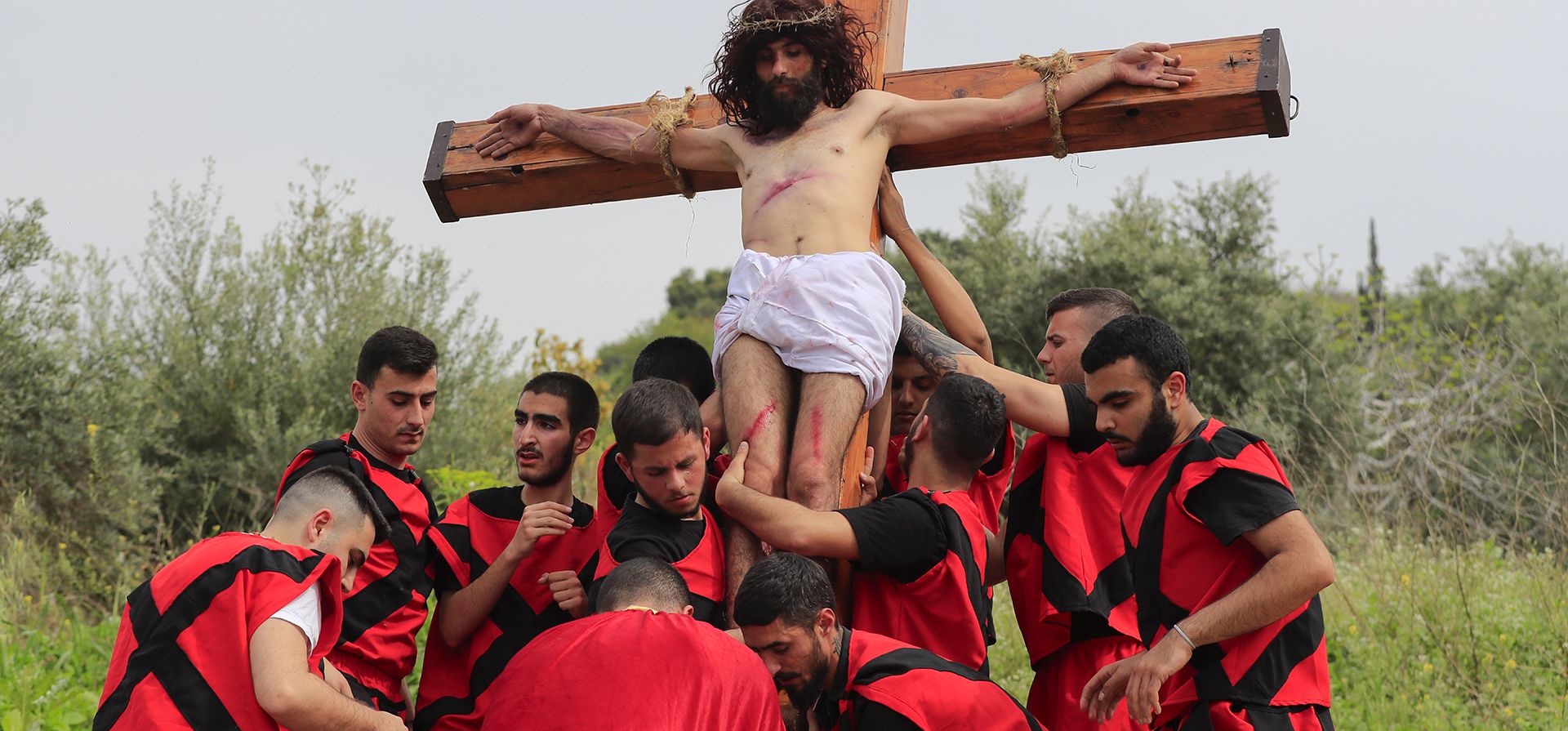 Un libanés es levantado de la cruz mientras desempeña el papel de Jesús durante una recreación de los sufrimientos de Jesucristo como parte de los rituales del Viernes Santo, en Quraye, cerca de la ciudad portuaria sureña de Sidón, Líbano, el viernes 29 de marzo de 2024. (AP Foto/Mohammed Zaatari) Un libanés es levantado de la cruz mientras desempeña el papel de Jesús durante una recreación de los sufrimientos de Jesucristo como parte de los rituales del Viernes Santo, en Quraye, cerca de la ciudad portuaria sureña de Sidón, Líbano, el viernes 29 de marzo de 2024. (AP Foto/Mohammed Zaatari)