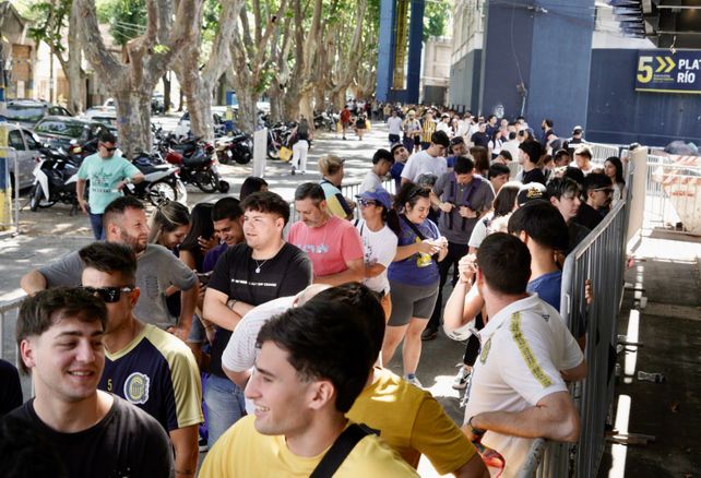 Centenares de hinchas de Central desafiaron el calor con un único fin: poder comprar la nueva camiseta.
