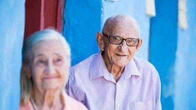 Una pareja de ancianos celebró su 65 aniversario con la sesión de fotos más romántica de Facebook