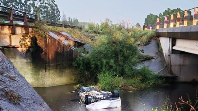 Un auto Toyota Corolla cayó desde un puente de la ruta 14