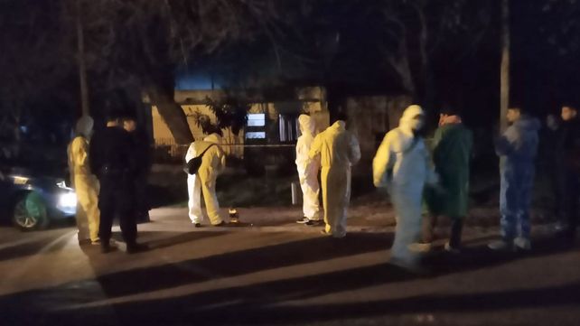 Conmoción en Laguna Paiva. El personal de la Agencia de Investigación Criminal en la casa donde sucedió el crimen.