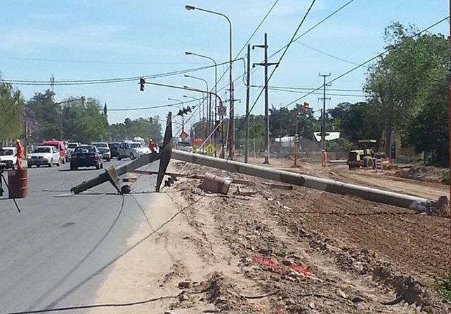 Una máquina vial derribó una columna en la ruta 1 y dejó sin luz a la Costa