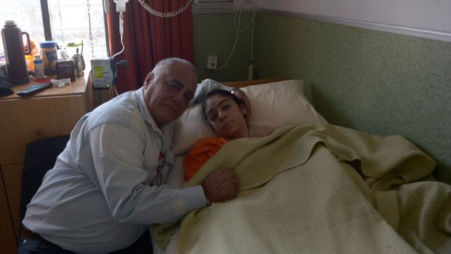 Una joven está postrada hace siete meses tras someterse a un implante mamario