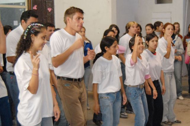 Dictarán una carrera de lengua de señas en la Facultad de Trabajo Social