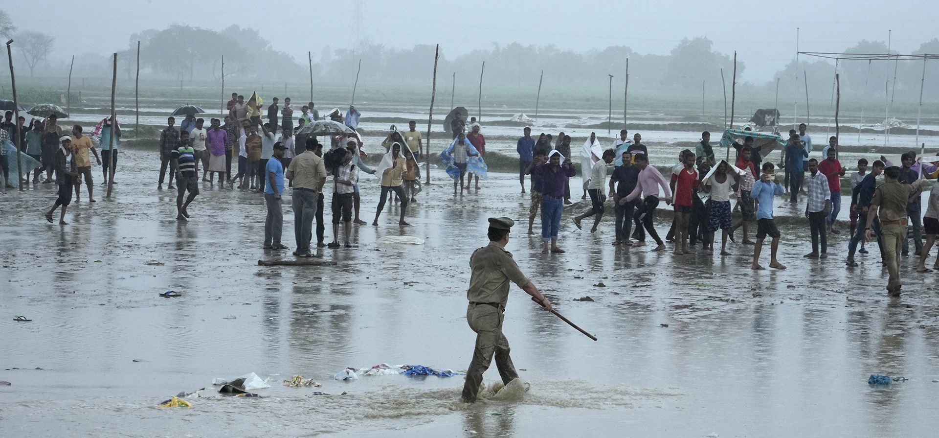 Agentes de policía controlan una multitud que se reunió en el lugar de la estampida en un festival religioso en el norte de la India, mientras llueve en el distrito de Hathras, Uttar Pradesh, India, el miércoles 3 de julio de 2024. (Foto AP/Rajesh Kumar Singh) Agentes de policía controlan una multitud que se reunió en el lugar de la estampida en un festival religioso en el norte de la India, mientras llueve en el distrito de Hathras, Uttar Pradesh, India, el miércoles 3 de julio de 2024. (Foto AP/Rajesh Kumar Singh)