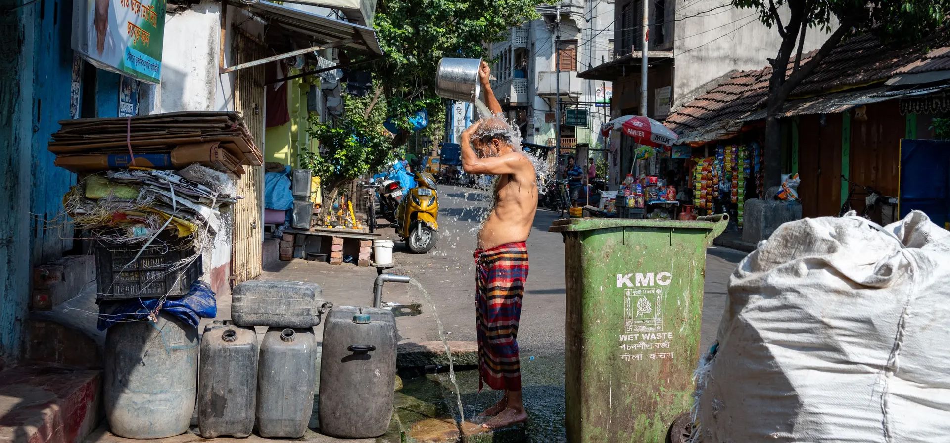 Un hombre se refresca en un grifo de la calle mientras el departamento meteorológico emite una advertencia de ola de calor, Calcuta, India. Fotografía: Jit Chattopadhyay/Sopa/Shutterstock Un hombre se refresca en un grifo de la calle mientras el departamento meteorológico emite una advertencia de ola de calor, Calcuta, India. Fotografía: Jit Chattopadhyay/Sopa/Shutterstock