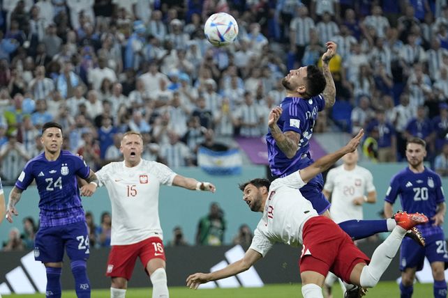 Argentina venció 2-0 a Polonia y jugará ante Australia