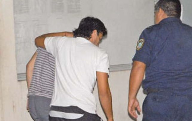 El remisero al ser ingresado a la comisaría.