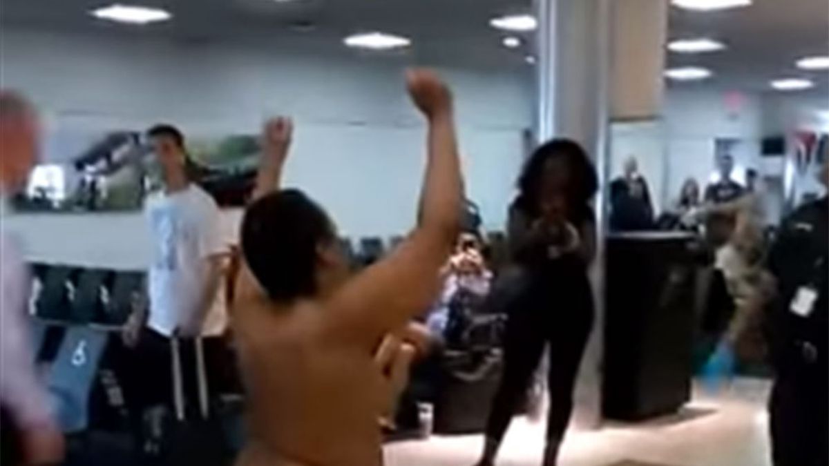 Video: corrió desnuda por un aeropuerto y escandalizó a todos