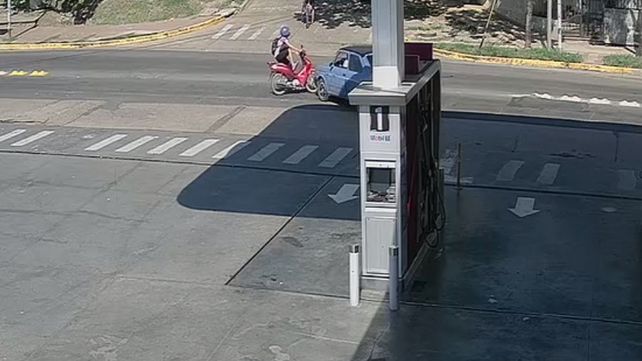 VIDEO / Motociclista vuela por los aires luego de chocar con un vehículo