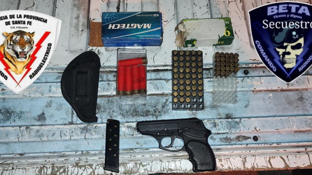 El arma y las municiones halladas en poder de los acusados por la agresión.