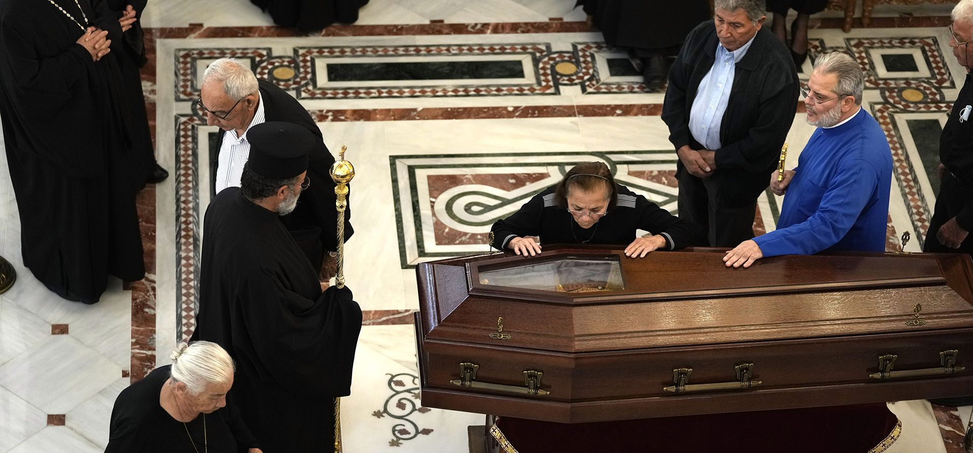 Los dolientes rinden sus últimos respetos al líder de la Iglesia Ortodoxa de Chipre, el arzobispo Crisóstomos II, en la Catedral de San Bernabé durante un breve servicio después de su muerte en los terrenos de la sede de la Iglesia en la capital Nicosia, Chipre, el lunes 7 de noviembre de 2022.