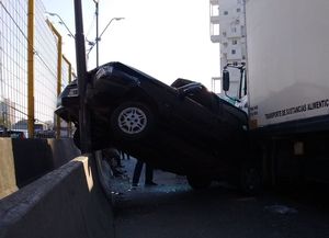 Impactante accidente entre un camión y un taxi en Avenida Alem y Belgrano