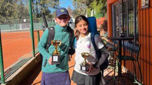 Las jugadoras Malena Di Pompo y Emilia Carazzone, finalistas de la categoría Sub 12.
