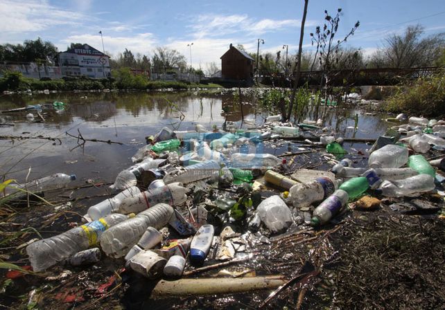 La basura en los arroyos de Paraná es un gran reservorio