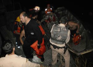 Prefectura mantiene la b&uacute;squeda de cuatro personas tras el choque de dos buques