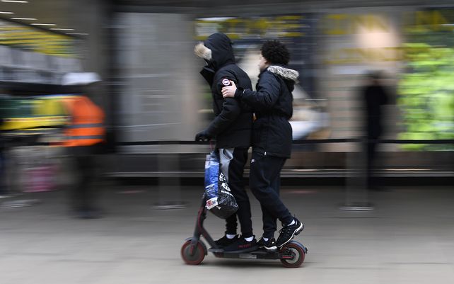 Un scooter eléctrico con dos personas se movilizan por Oxford Street en Londres. Millones de personas en Inglaterra tendrán su primera oportunidad en meses