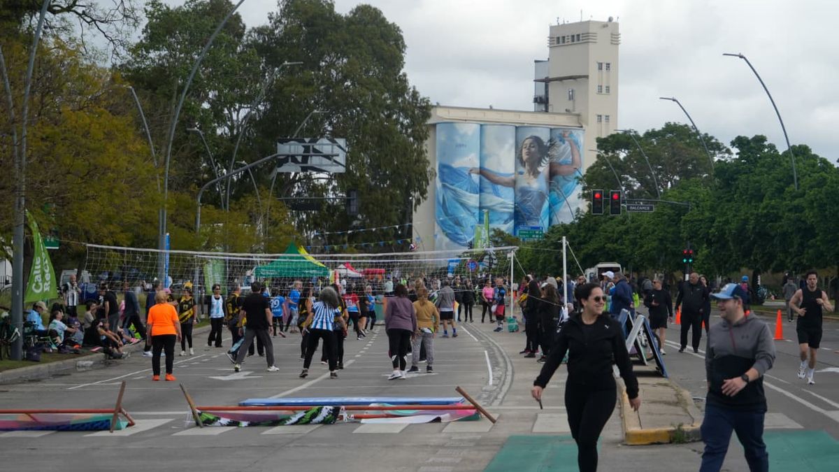 La Calle Recreativa festejó sus 16 años con una convocatoria récord pese al frío