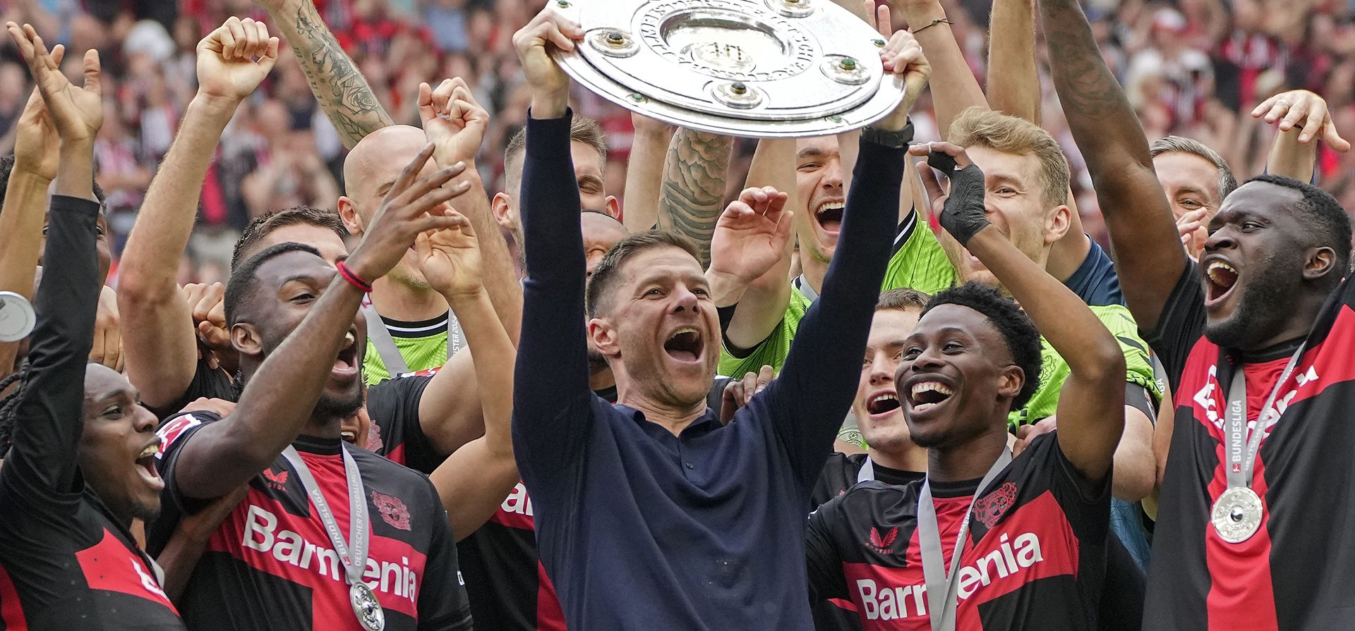 El entrenador del Leverkusen, Xabi Alonso, celebra con el trofeo tras la victoria de su equipo en la Bundesliga alemana, el sábado 18 de mayo de 2024. Alonso es relacionado en todos los medios españoles, como el futuro entrenador del Real Madrid, suplantando a Carlo Ancelotti. (Foto AP/Martin Meissner, Archivo) El entrenador del Leverkusen, Xabi Alonso, celebra con el trofeo tras la victoria de su equipo en la Bundesliga alemana, el sábado 18 de mayo de 2024. Alonso es relacionado en todos los medios españoles, como el futuro entrenador del Real Madrid, suplantando a Carlo Ancelotti. (Foto AP/Martin Meissner, Archivo)