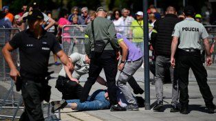 Robert Fico, primer ministro de Eslovaquia fue herido de bala y un testigo dijo que la Policía detuvo a un hombre.