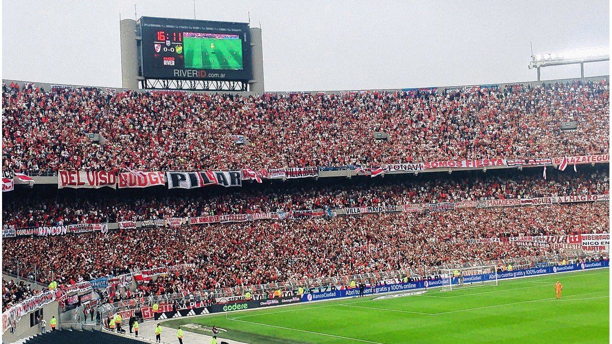 Un Hincha Murió Al Caerse De La Tribuna Y Se Suspendió River Defensa