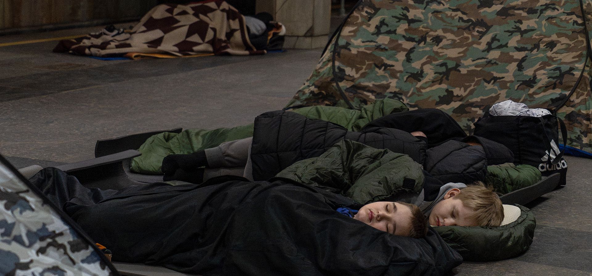 Gente cobijada en una estación de metro utilizada como refugio antibombas durante un ataque de drones rusos en Kiev, Ucrania, el martes 3 de febrero de 2026. (AP Foto/Alex Babenko) Gente cobijada en una estación de metro utilizada como refugio antibombas durante un ataque de drones rusos en Kiev, Ucrania, el martes 3 de febrero de 2026. (AP Foto/Alex Babenko)